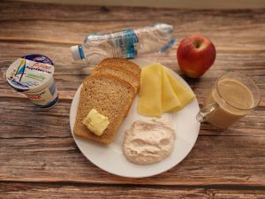 Zdjęcie przedstawia Dietę z ogr.łatwoprzsw. węglowodanów:  Masło extra Kawa zbożowa z mlekiem Chleb Graham Twarożek różany Ser żółty Jabłko Jogurt naturalny  Woda źródlana